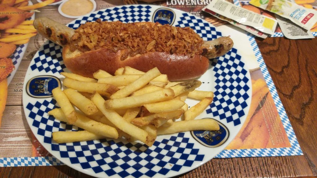Piatto tipico bavarese panino con wurstel lowengrube rende