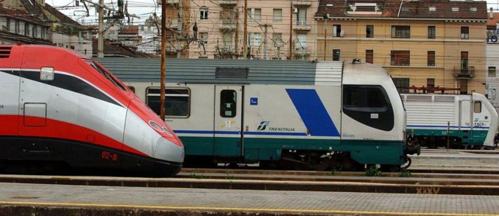 immagine dei treni che viaggiano da cosenza a paola